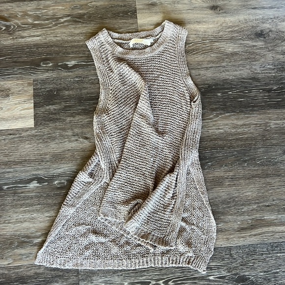 Astr The Label Womens Knit Top Medium W/high side slit Sleeveless Sweater - Picture 4 of 4